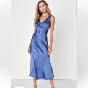 Lulu’s dark blue satin midi dress